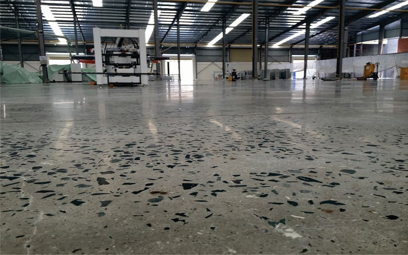 Cách dùng chất làm cứng bề mặt bê tông