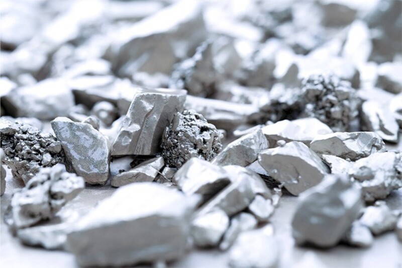 Bạc thật là kim loại được sản xuất từ quặng bạc, có giá trị kinh tế và bề mặt sáng bóng