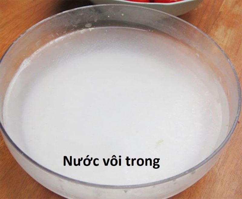 Sau khi lọc bỏ các cặn rắn sẽ thu được dung dịch Ca(OH)2 trong suốt, được gọi là “nước vôi trong